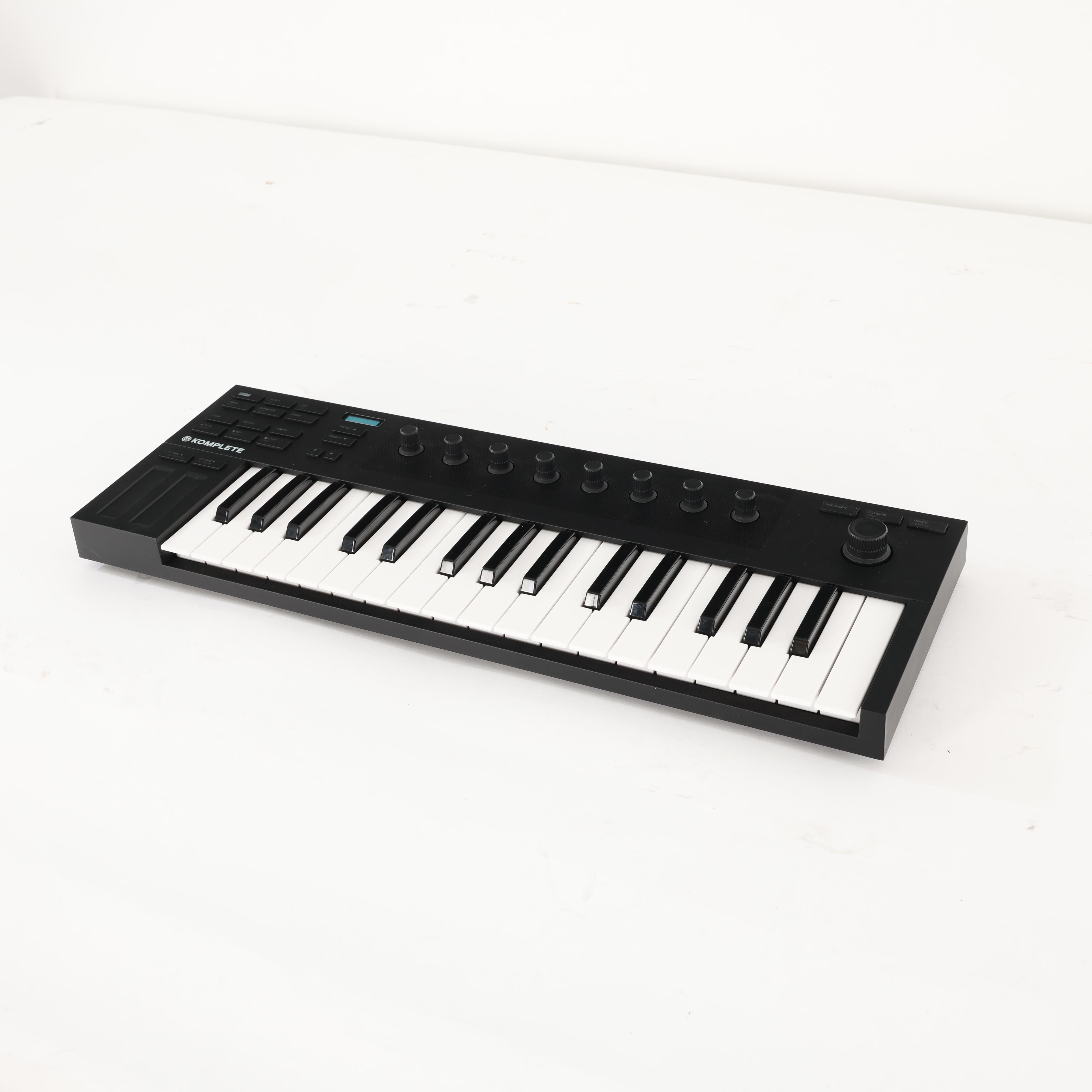 Second Hand Komplete Kontrol M32 - Andertons Music Co.